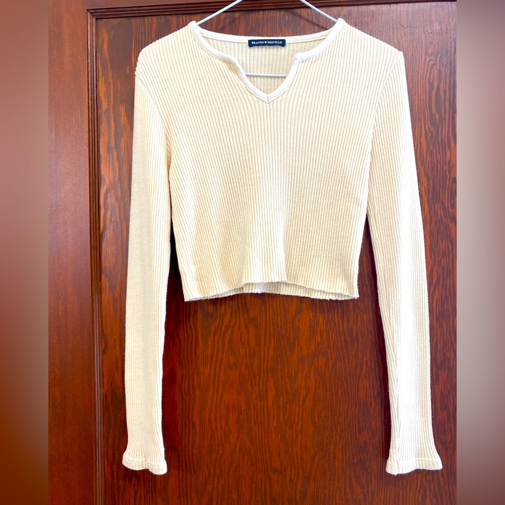 Brandy Melville cropped long sleeve sweater. Off white. Small v/neck detail.